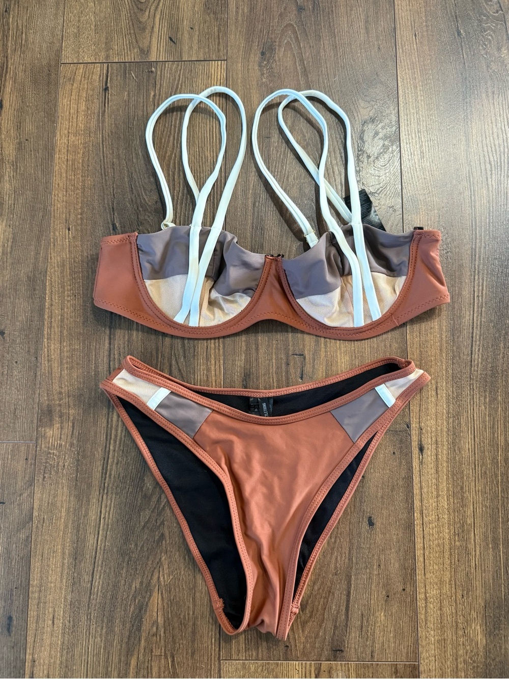 PrettyLittleThing Colorblock Underwire Bikini Set Top US 6 Bottoms US 4